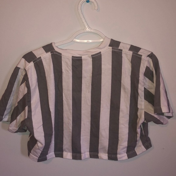 2/$25🤩🤩Obey Cropped Tshirt - Picture 2 of 4